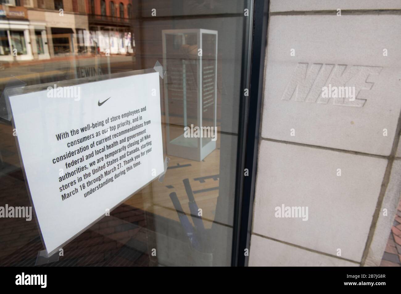 Un avis sur le Nike Store sur M Street à Georgetown, généralement l'un des  centres commerciaux les plus fréquentés de la ville, informe les visiteurs  des fermetures temporaires de magasins pour tous