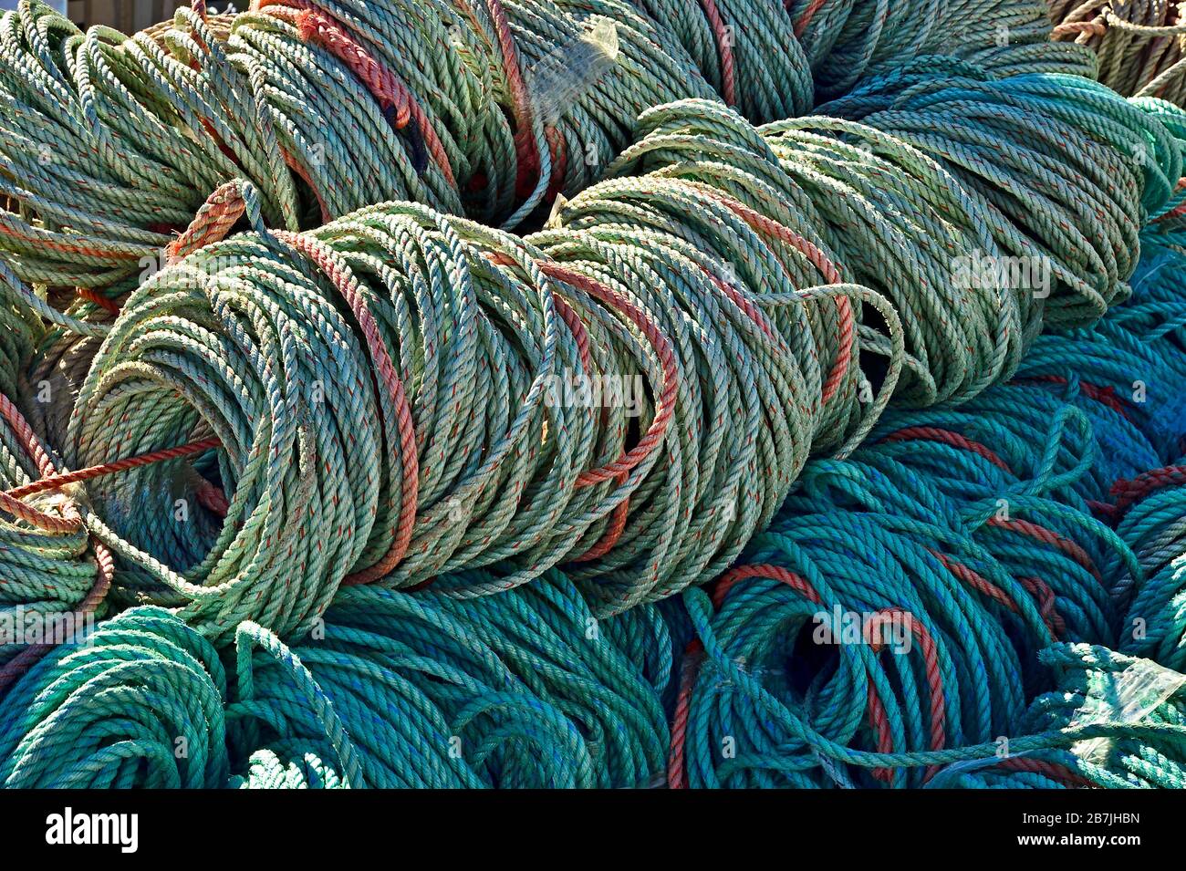 Des bobines de corde de fibre pour ancrer des pièges à homard sont empilées sur le quai de Saint Martins Nouveau-Brunswick Canada. Banque D'Images