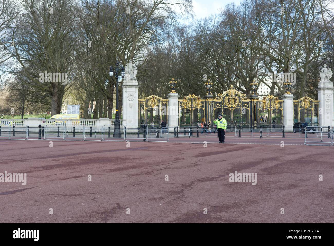 Policier solitaire, gardien du palais de Buckingham sans touristes à surveiller, COVID 19, Londres 16 mars 2020 Banque D'Images