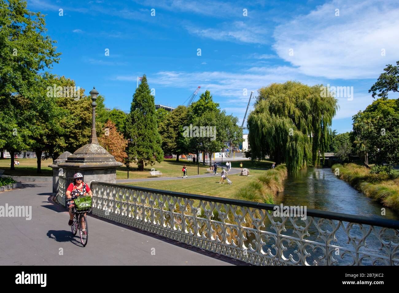 Victoria Square Park dans le centre-ville avec des gens qui apprécient le parc avec la construction de la réparation de séisme, Christchurch, Canterbury, South Island, New Zeala Banque D'Images