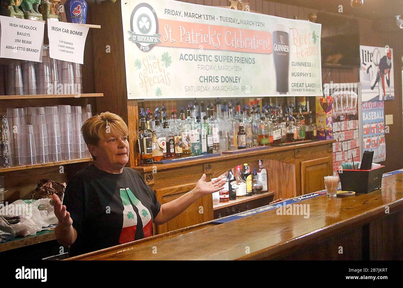 Ashland, États-Unis. 16 mars 2020. 16 mars 2020; Ashland, OH, États-Unis; le barman/serveur du pub d'Obryan Vicky McQuate parle avec un journaliste du Times-Gazette de leurs nouvelles opérations après l'éclosion de Cornonavirus a fermé les restaurants et les bars lundi 16 mars 2020 au restaurant d'Ashland, OH. Elle a également mentionné l'absence du contact quotidien avec les habitués qui condescendante l'établissement sur une base régulière. Crédit obligatoire: Tom E. Puskar/Ashland Times-Gazette via USA TODAY NETWORK/Sipa USA Credit: SIPA USA/Alay Live News Banque D'Images