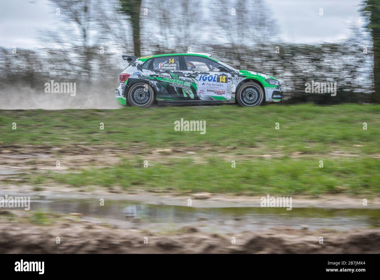 Thibault HABOUZIT de France et son co-pilote Loic DECLERCK rivalisent dans leur voiture Volkswagen Polo WRC pendant la première étape du rallye le Touquet, premier tour du championnat de rallye français. Banque D'Images