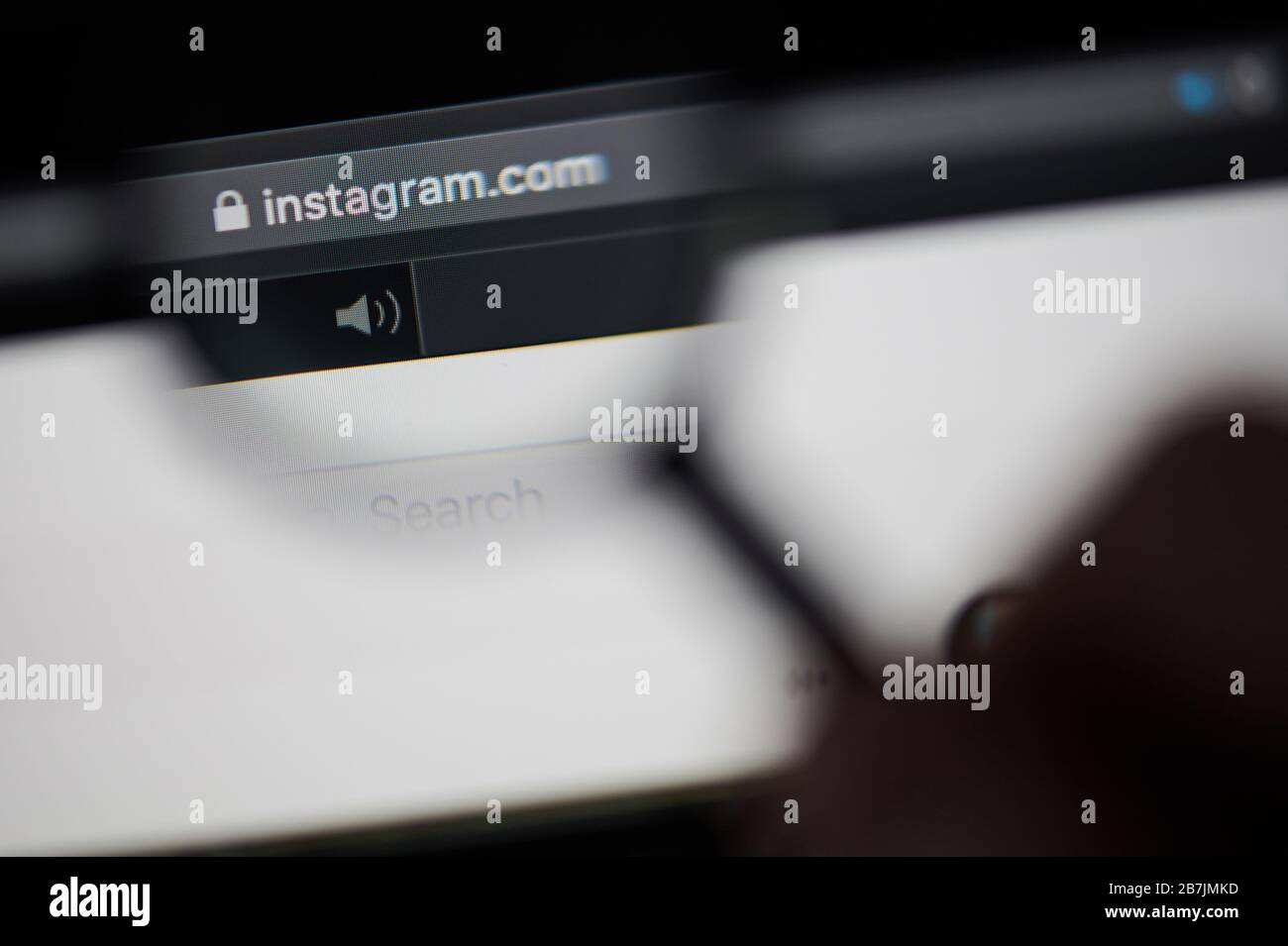 New-York , États-Unis - 13 mars 2020: Page web officielle de Tagram voir la loupe de projection de gros plan Banque D'Images