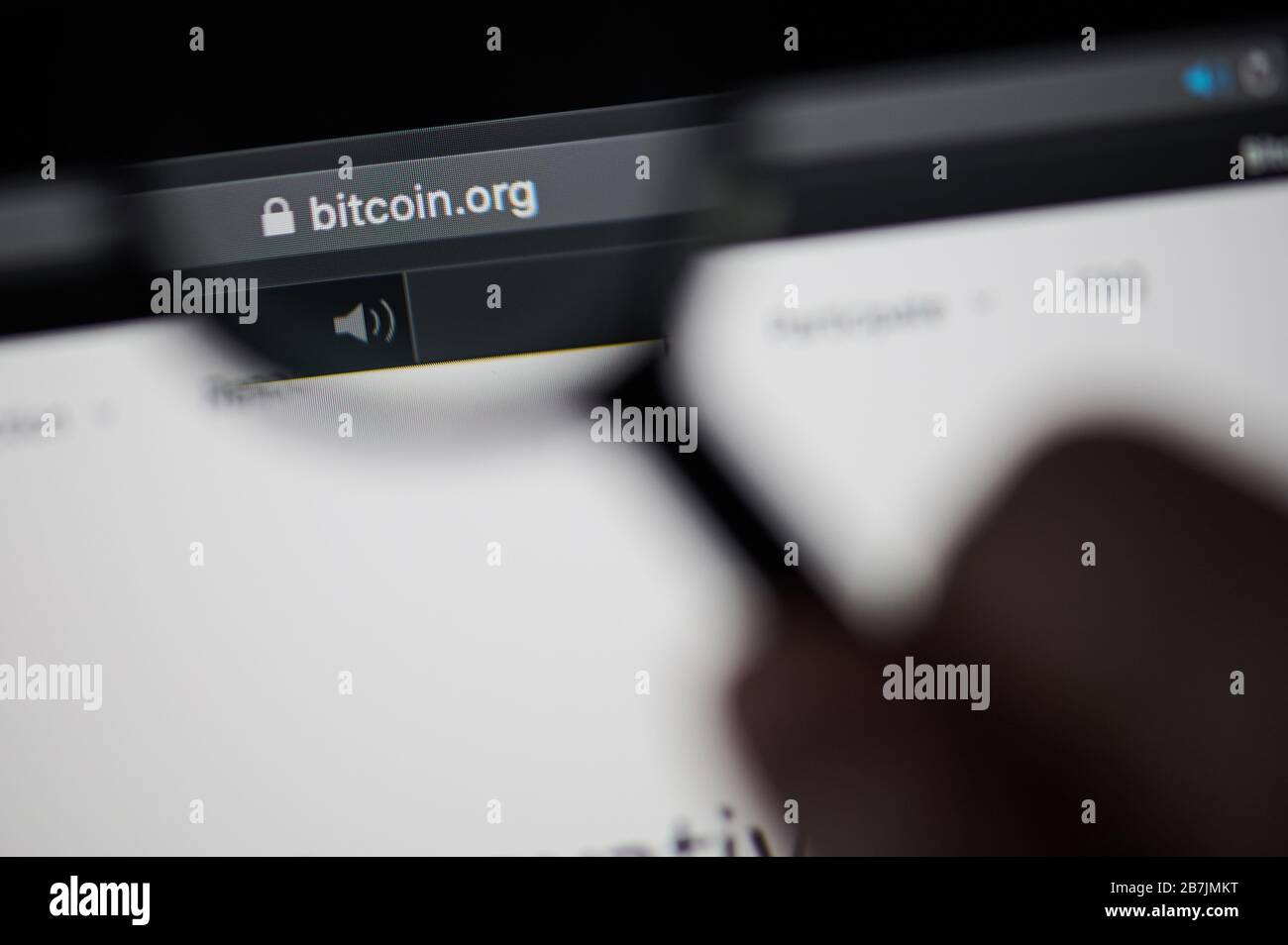 New-York , États-Unis - 13 mars 2020: Bitcoin monnaie officielle page web voir la loupe de projection de gros plan Banque D'Images