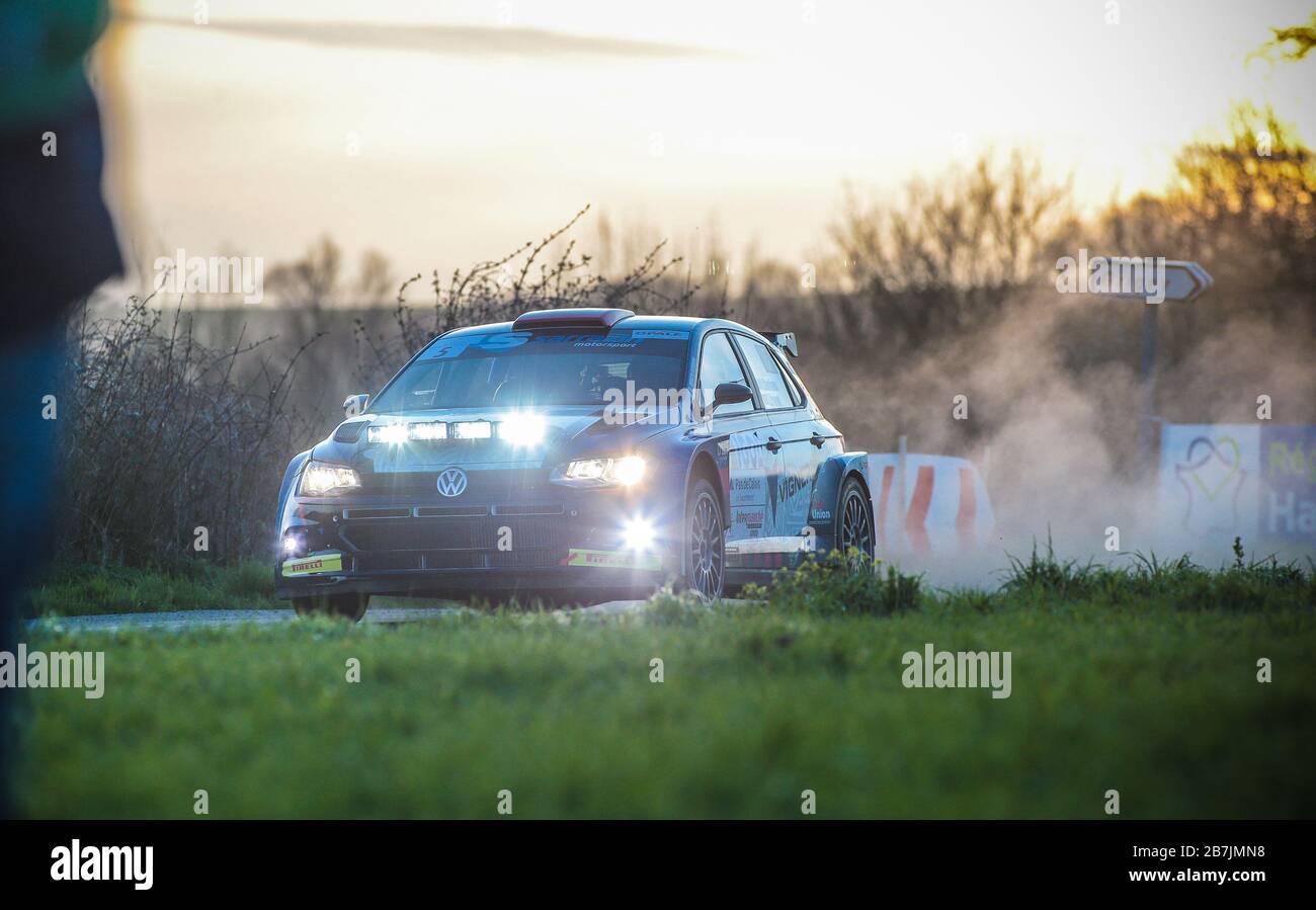 Quentin GIORDANO de France et son co-pilote Kevin PARENT rivalisent dans leur voiture Volkswagen Polo WRC pendant la phase 6 du rallye le Touquet, premier tour du championnat de rallye français. Banque D'Images