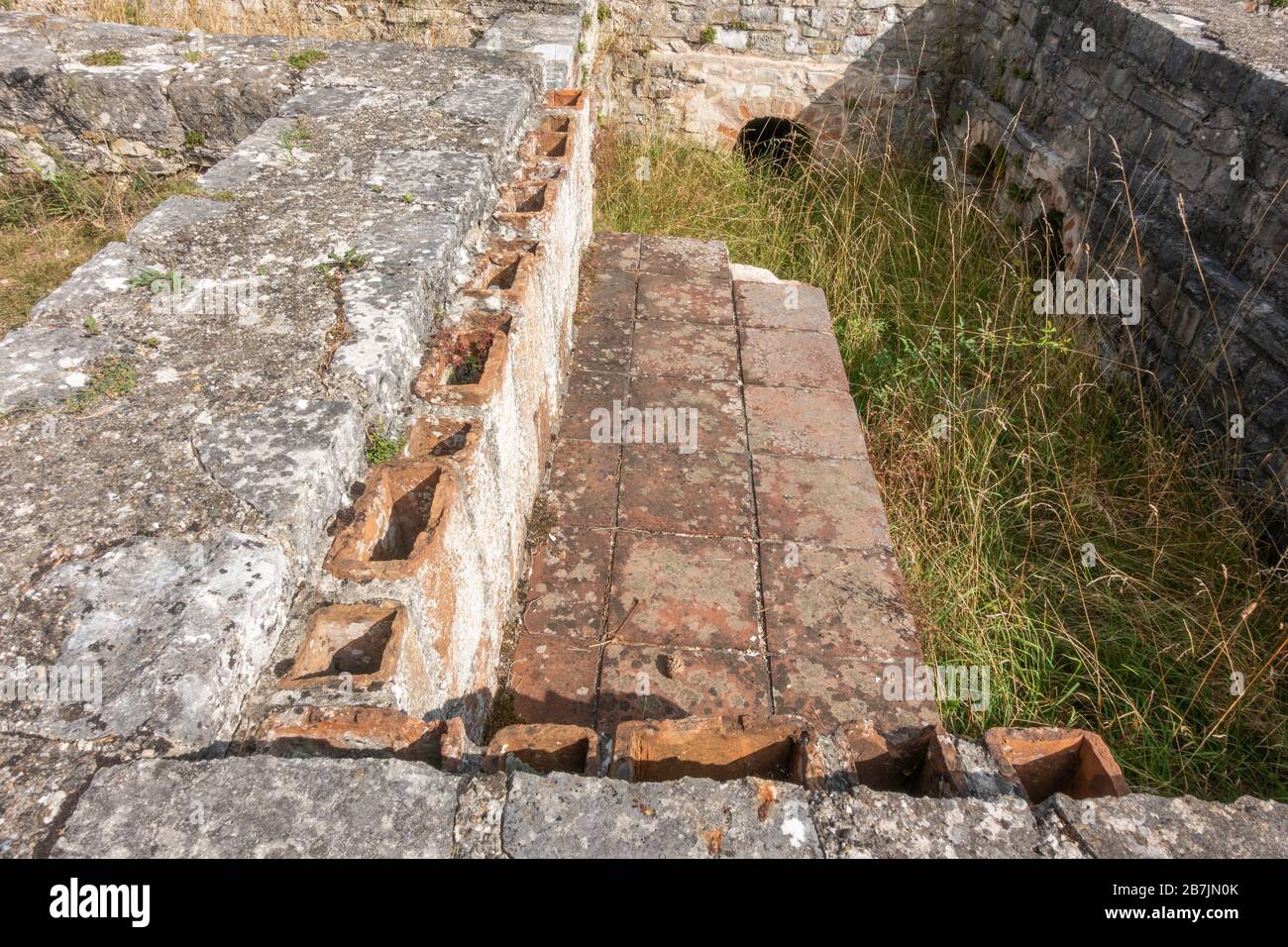Détails montrant le chauffage au sol et au mur installé dans les bains (maison de bain) à Abusina-Eining fort romain, Eining près d'Abensberg, Bavière, Allemagne. Banque D'Images