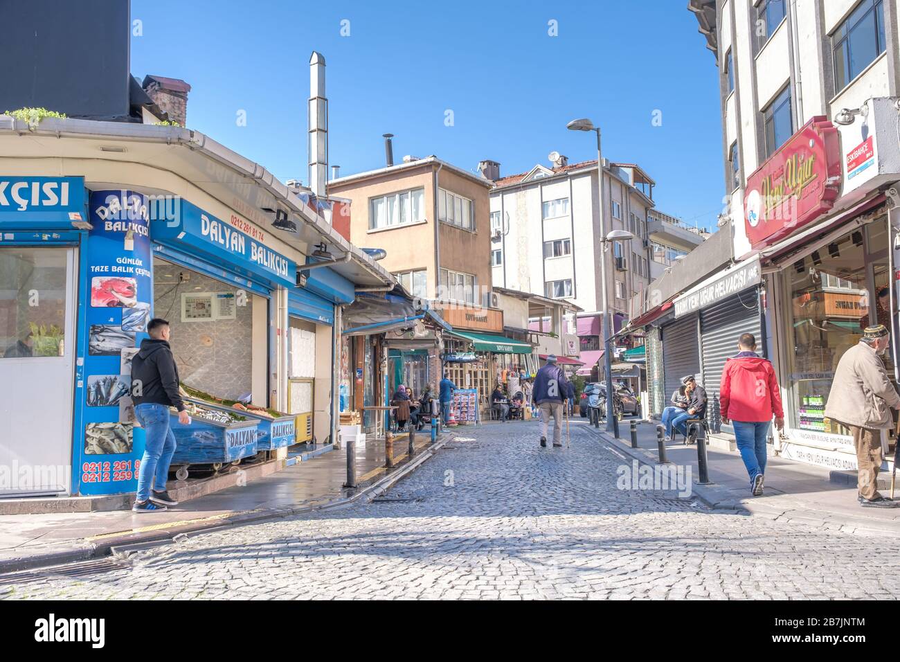 Istanbul, Turquie - 07 mars 2020 : vue sur la rue depuis Ortakoy. Ortakoy (Ortaköy) est l'un des sites touristiques célèbres d'istanbul. Banque D'Images