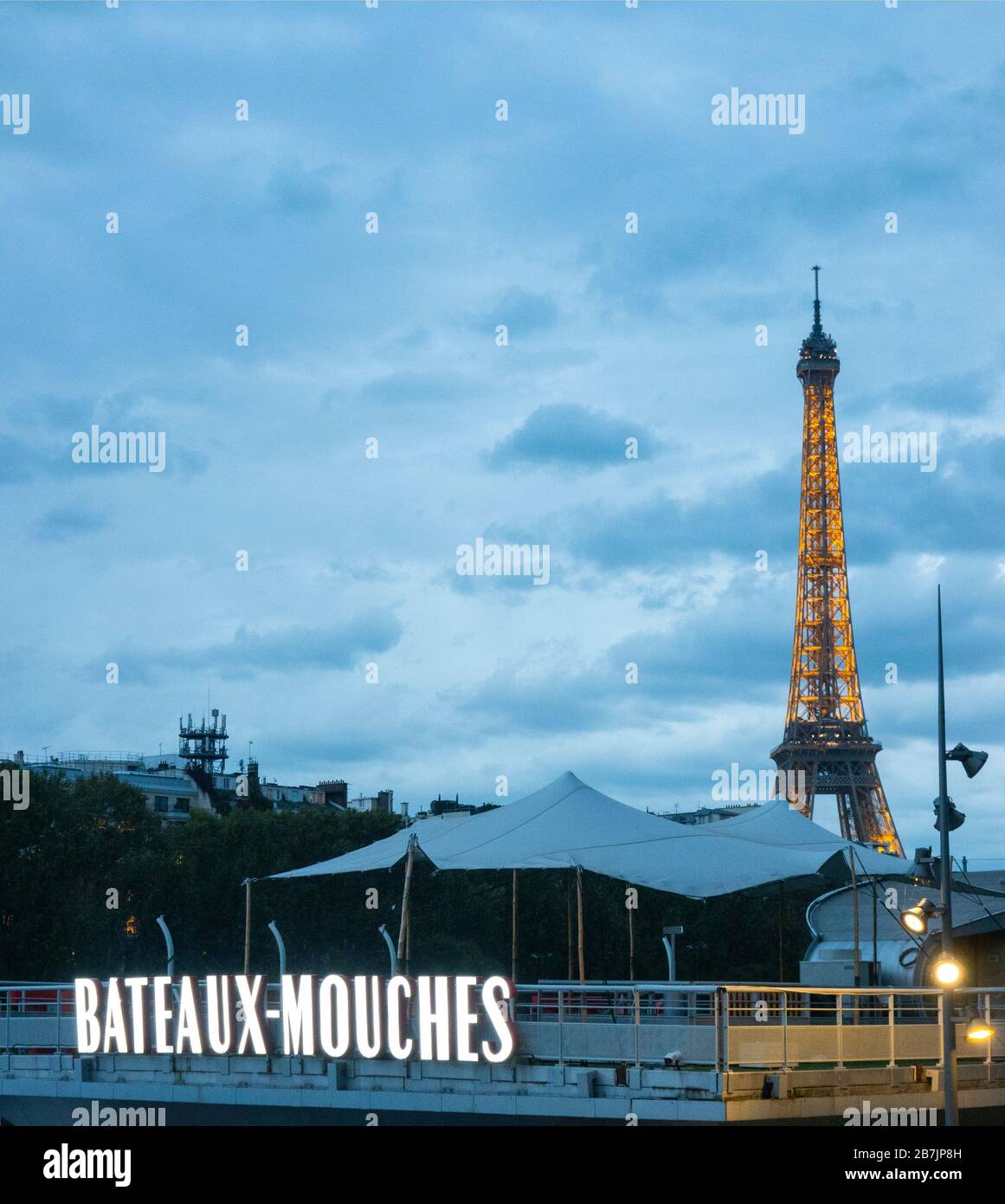 Tour Eiffel et bateau de croisière Paris France Banque D'Images