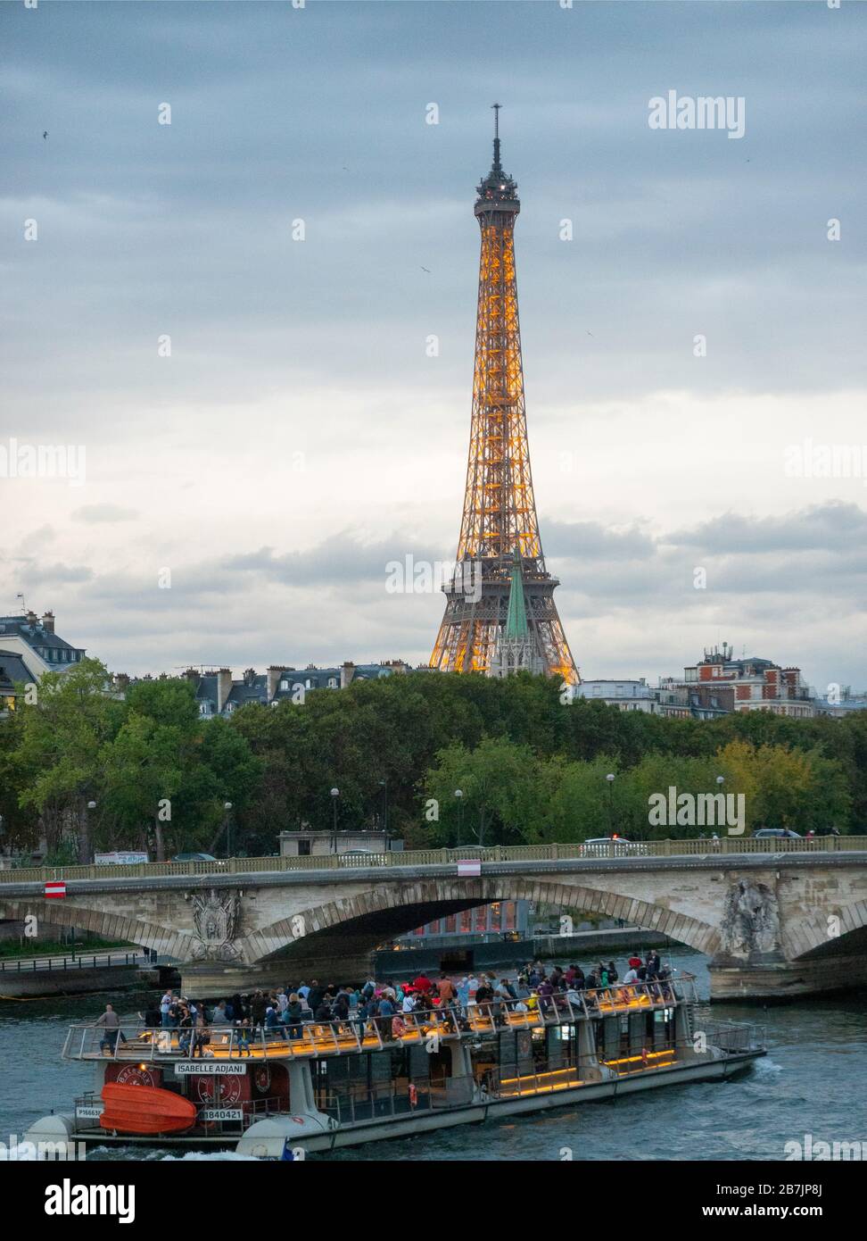 Tour Eiffel et bateau de croisière touristique Paris France Banque D'Images