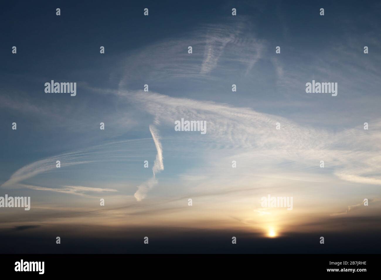 Coucher de soleil sur le ciel coloré avec le soleil brillant. Paysage de nuages pittoresque avec nuages de cirrus et couleurs douces pour l'arrière-plan Banque D'Images