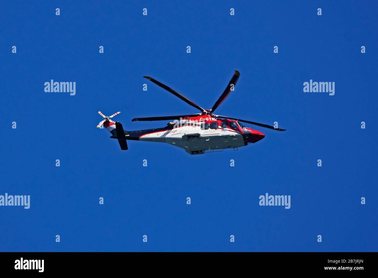 Ambulance aérienne d'hélicoptère Ornge, en utilisation de transport de paitent dans des conditions critiques, volant dans le ciel bleu au-dessus de Toornto, Ontario, Canada, le 15 mars 20 Banque D'Images