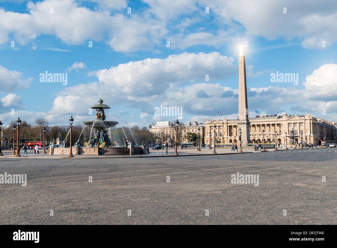 L'obélisque de Louxor et la fontaine maritime de la place de la Concorde - Paris, France Banque D'Images