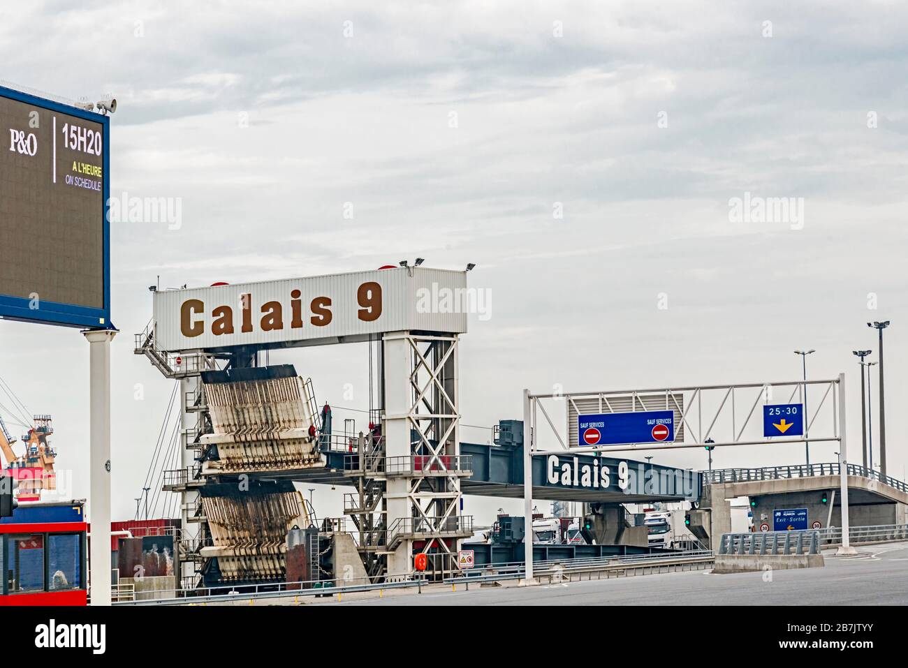 Port de Calais (France) avec points d'amarrage pour ferries; Fähranleger im Hafen von Calais (Frankreich) Banque D'Images