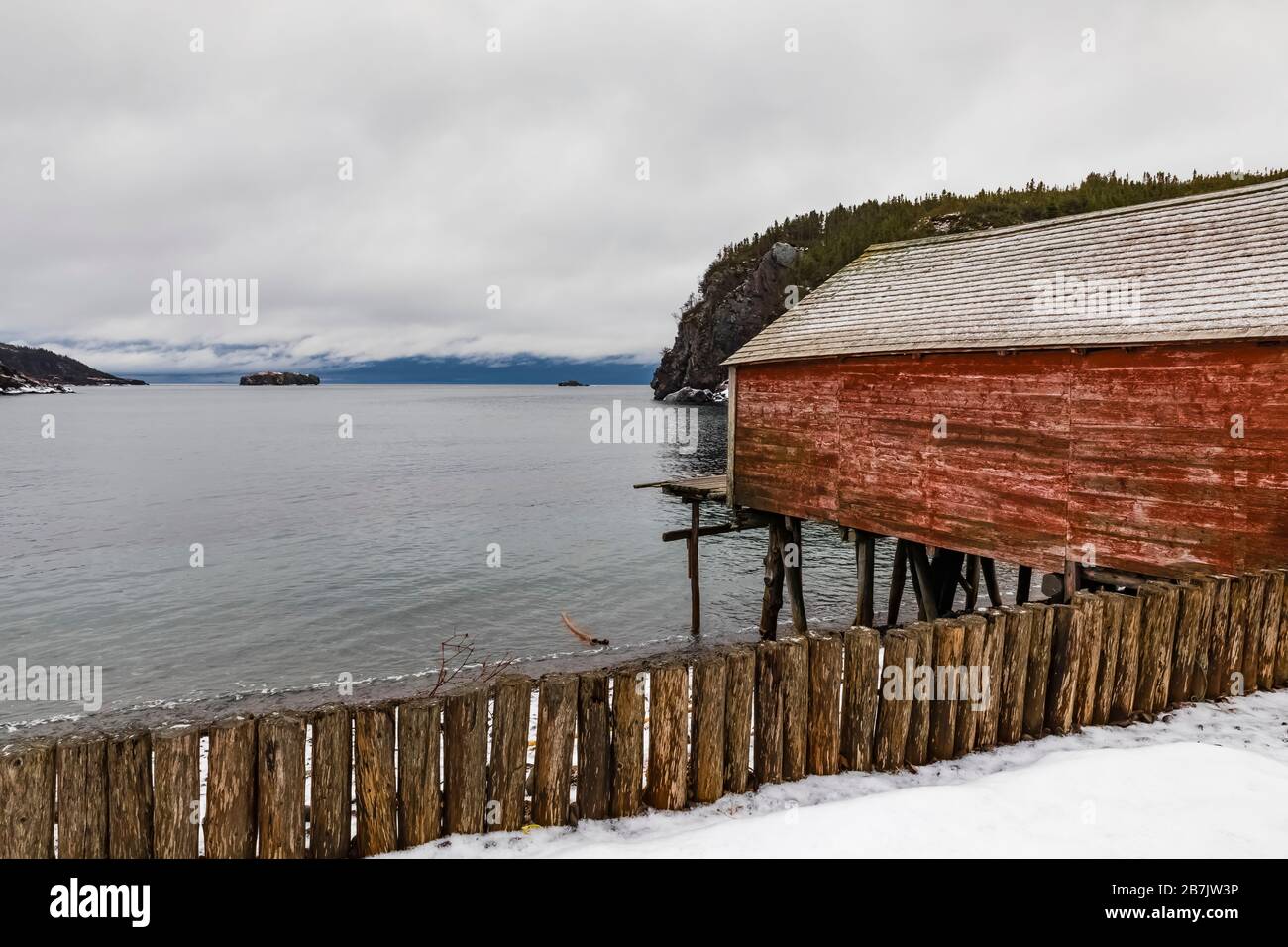 Stage, utilisé pour la maison du matériel de pêche et le traitement des appâts et des poissons, dans l'ancien village de pêcheurs de Dunfield à Terre-Neuve, Canada [pas de mainlevée de propriété; Banque D'Images