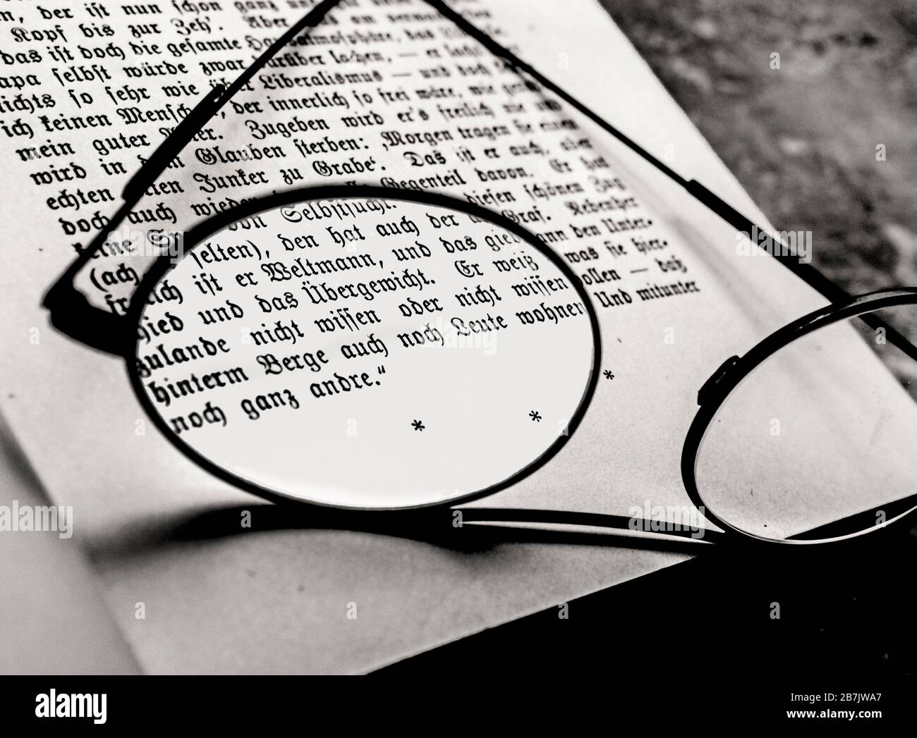 Erstausgabe von Theodor Fontane: 'Dier Stechlin', aufgeschlagen . daß hinterm Berge auch noch Leute wohnen. Und Mitunter noch ganz andre.'(13. Kapitel) Banque D'Images