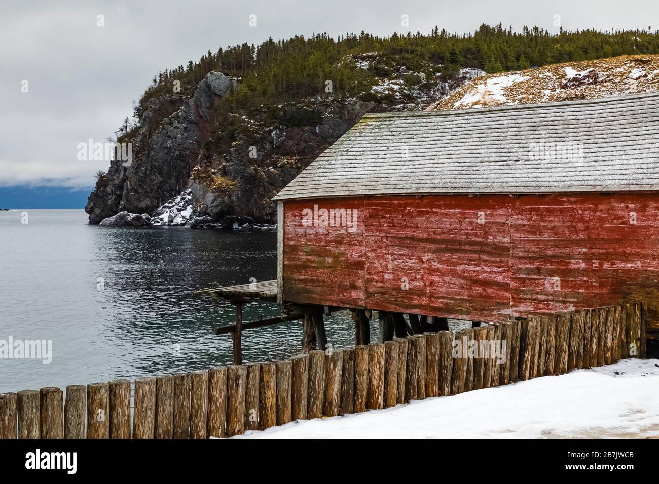 Stage, utilisé pour la maison du matériel de pêche et le traitement des appâts et des poissons, dans l'ancien village de pêcheurs de Dunfield à Terre-Neuve, Canada [pas de mainlevée de propriété; Banque D'Images