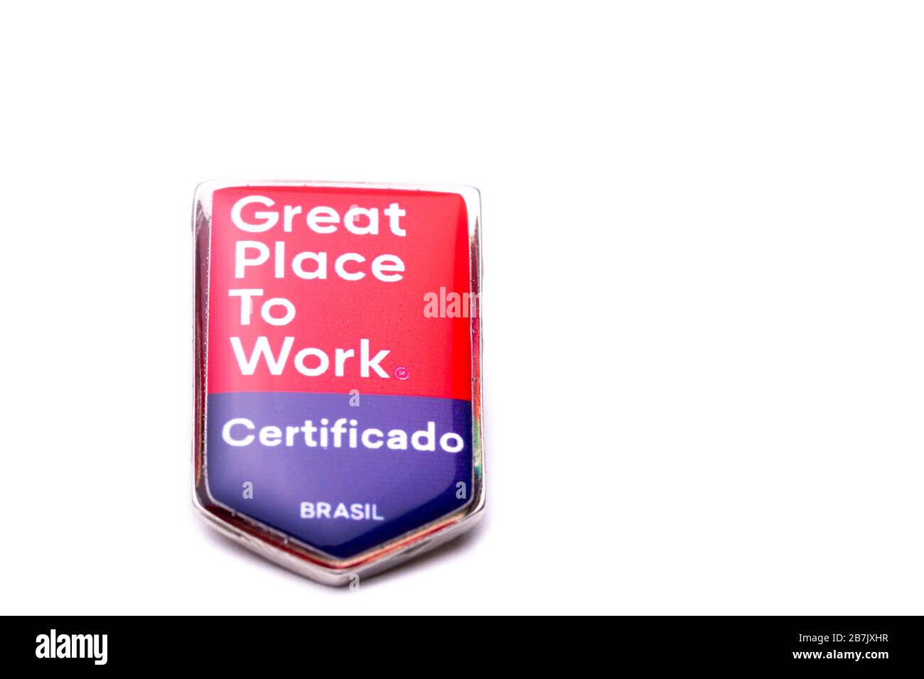 Broche à fermoir avec grand lieu de travail écrite sur un fond blanc solide. TRADUCTION: 'CERTIFIÉE. BRÉSIL » Banque D'Images
