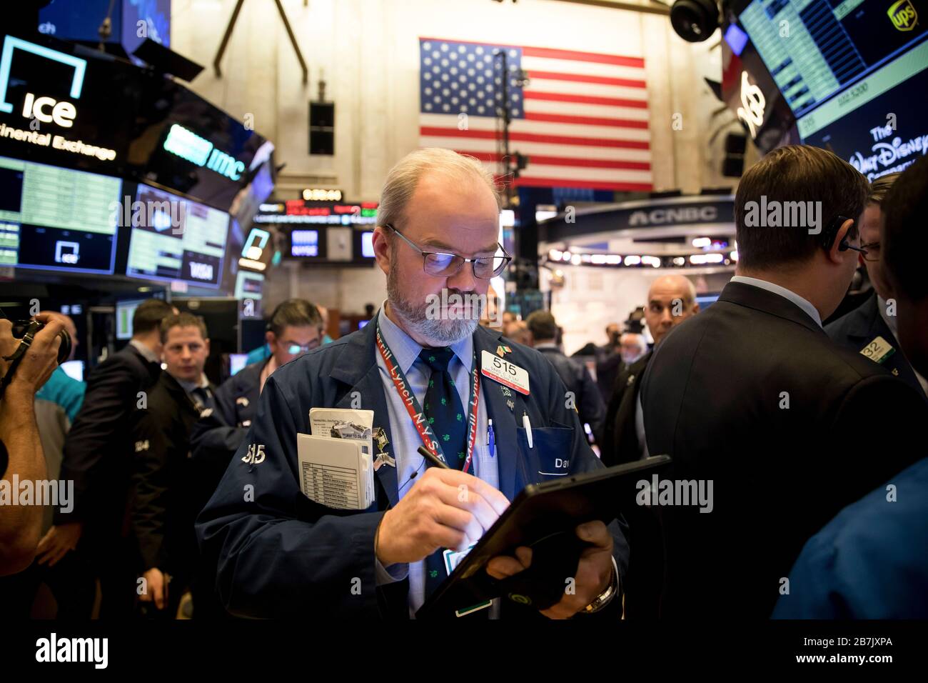 New York, États-Unis. 16 mars 2020. Les Traders travaillent à la Bourse de New York à New York, aux États-Unis, le 16 mars 2020. Les actions américaines ont plongé lundi avec la fermeture du Dow à environ 3 000 points, alors que de nouvelles mesures de relance de la réserve fédérale n'ont pas réussi à calmer les marchés en intensifiant les craintes de virus. Le Dow Jones Industrial Average a cristé à 2 997,10 points, soit 12,93 pour cent, à 20 188,52 points. Le S&P 500 a chuté de 324,89 points, soit 11,98 pour cent, à 2 386,13. L'indice composé Nasdaq a baissé de 970,28 points, soit 12,32 pour cent, à 6,904,59. Crédit: Michael Nagle/Xinhua/Alay Live News Banque D'Images