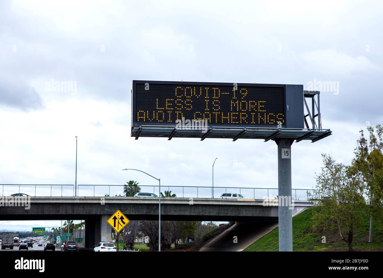 Le panneau de Cinavirus Covid-19 sur l'autoroute 5 avertissant les automobilistes d'éviter les grands rassemblements . Direction sud sur l'autoroute 5 dans le comté d'Orange en Californie Banque D'Images