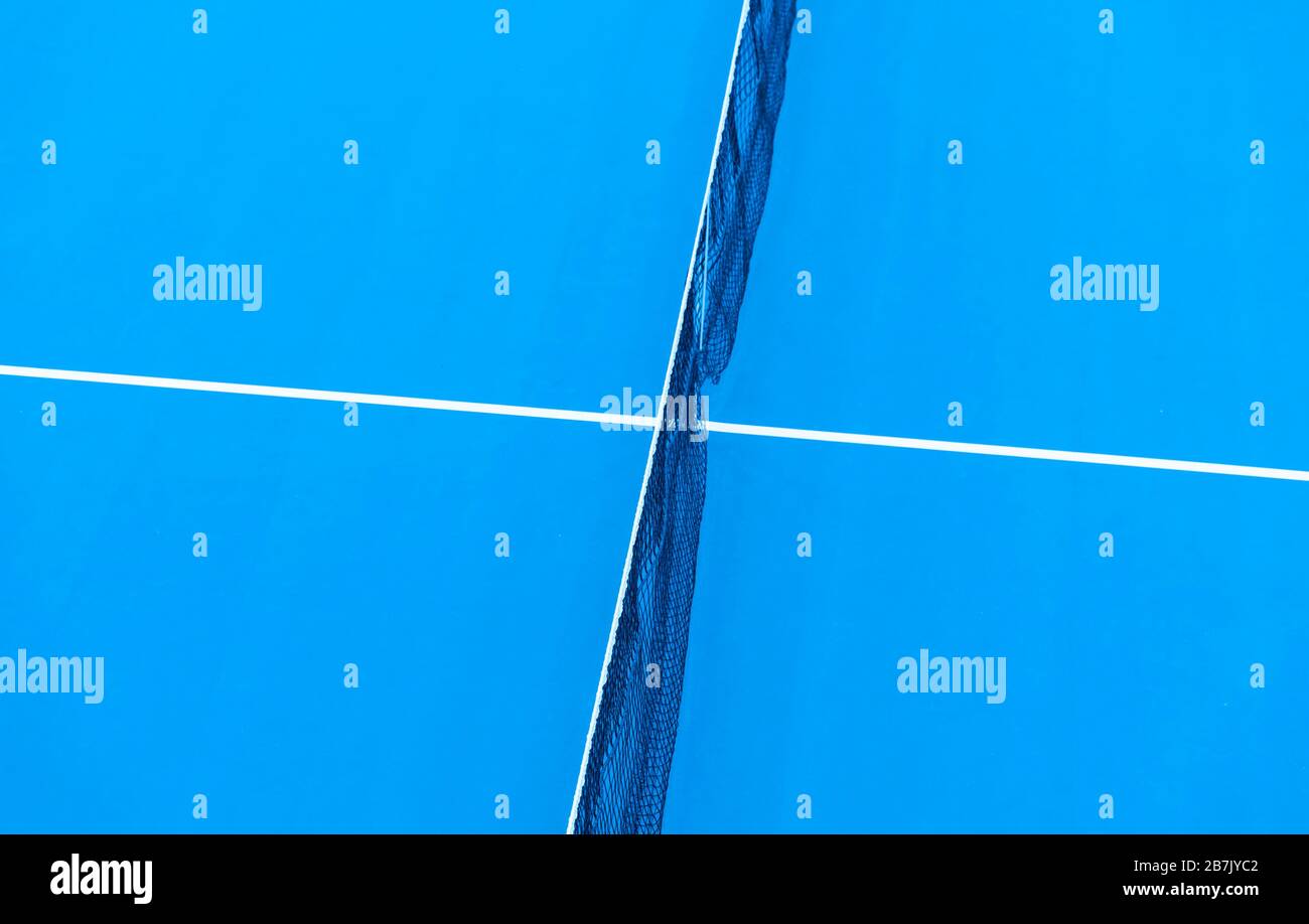 Filet de tennis à palette bleue et court de tennis dur. Concept de compétition de tennis Banque D'Images