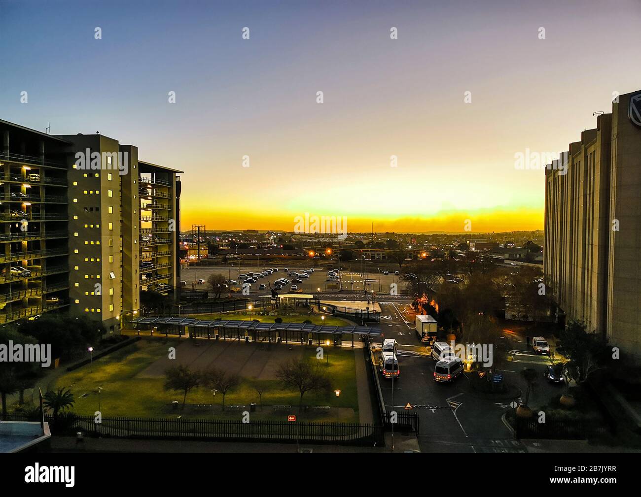 Coucher de soleil spectaculaire dans le quartier central des affaires de Johannesburg près de Selby Afrique du Sud Banque D'Images