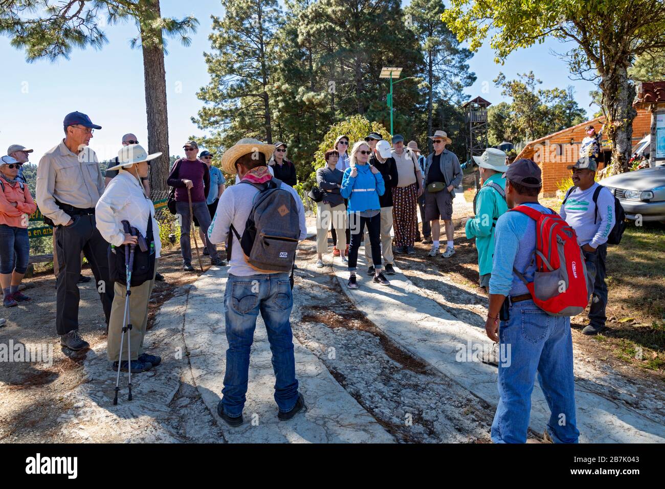 La Neveria, Oaxaca, Mexique - les touristes obtiennent une orientation avant de faire une randonnée entre la Neveria et Latuvi, deux villes dans les montagnes de la Sierra Norte. Banque D'Images