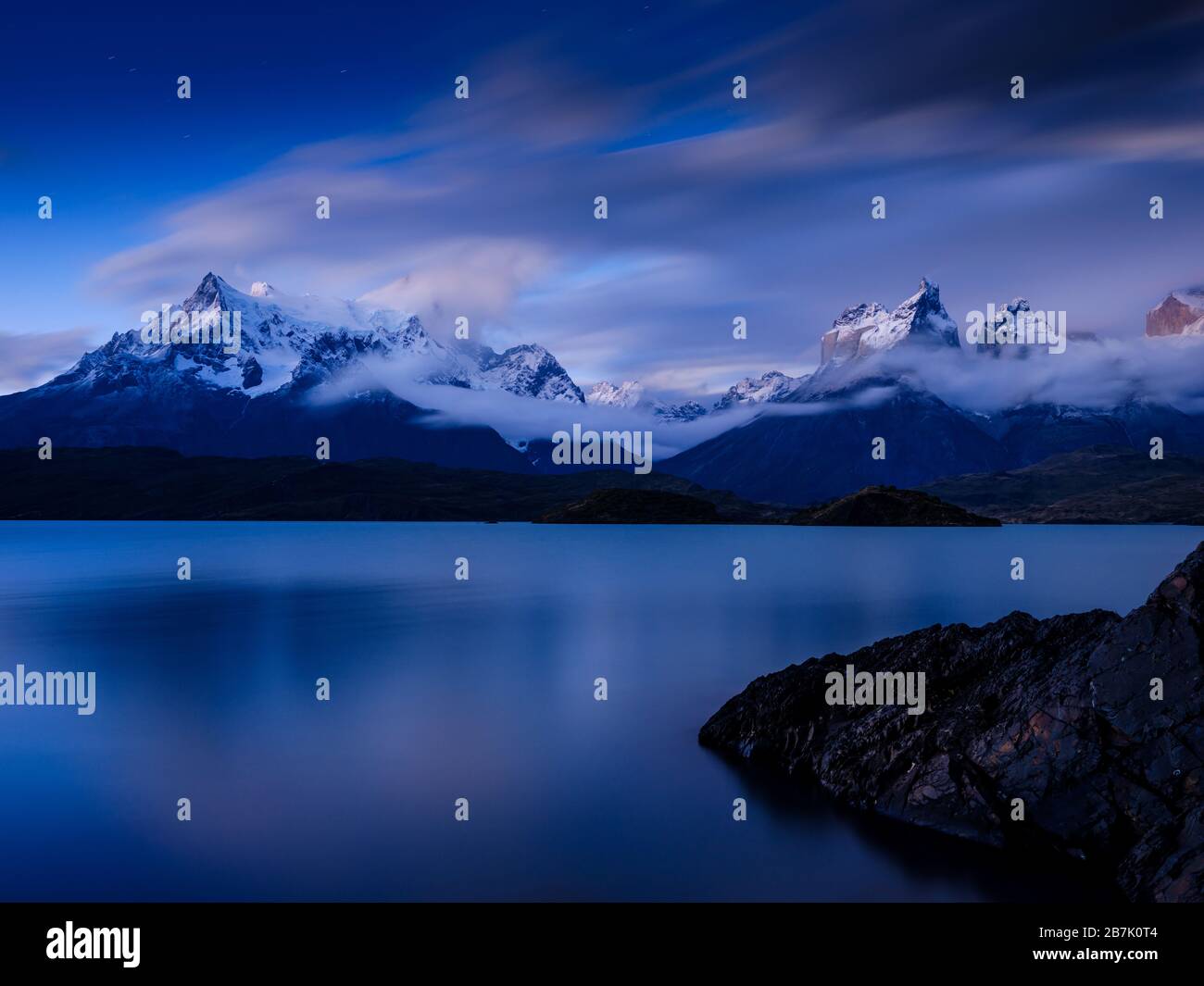 PARC NATIONAL TORRES DEL PAINE, CHILI - VERS FÉVRIER 2019 : nuit sur le lac Pehoe dans le parc national Torres del Paine, Chili. Banque D'Images