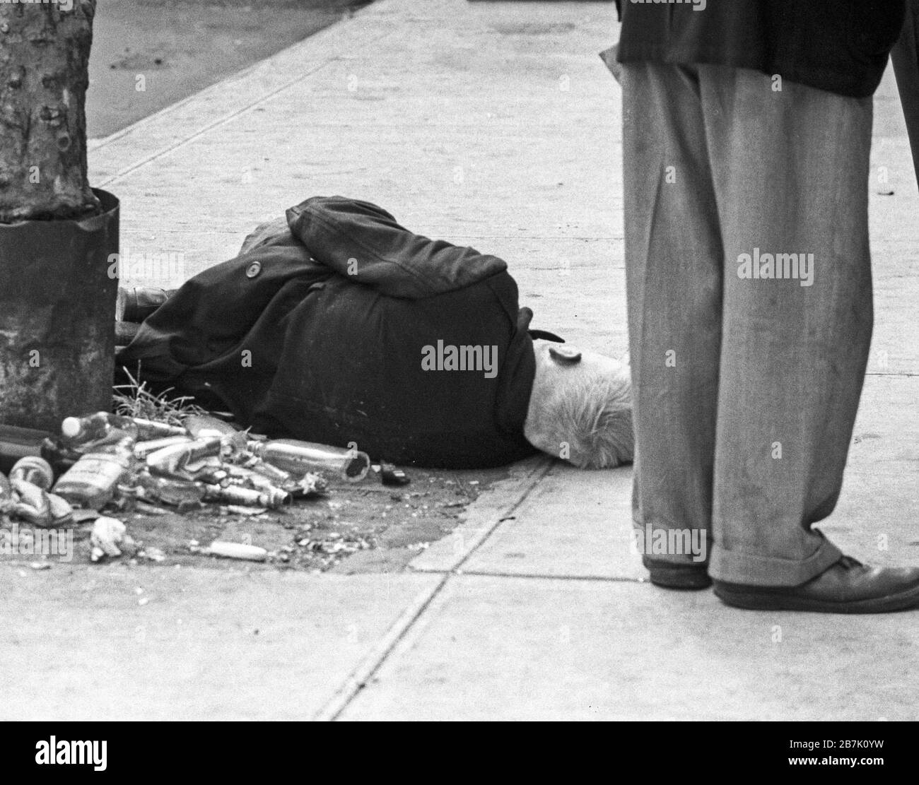 Juillet 1970, film image de l'alcoolique ivre dans la rue de New York City avec un autre homme debout près de lui dans la vie quotidienne. Banque D'Images