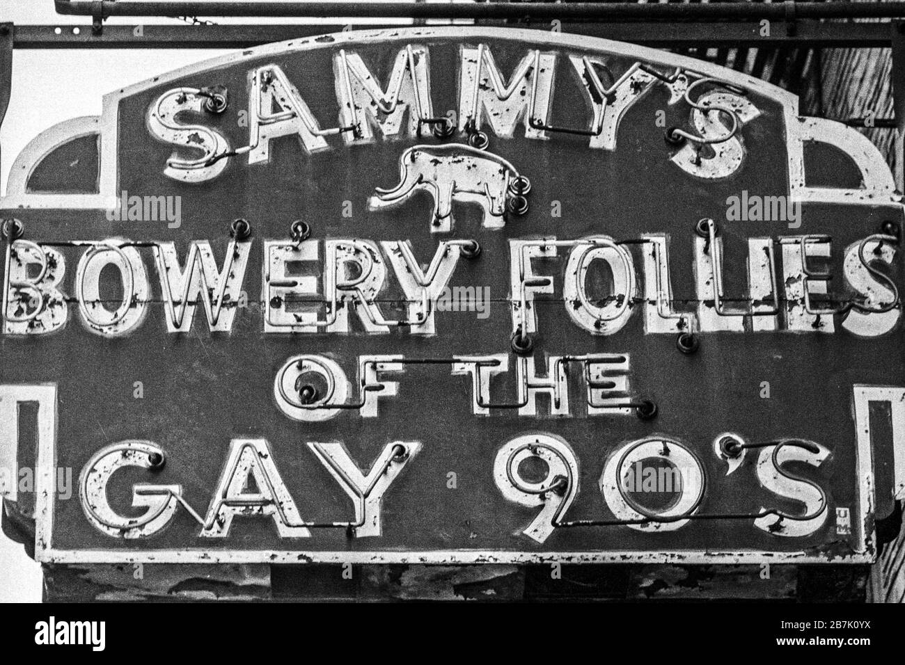 Signe historique de Sammy's Bowery Follies à New York City, un bar délicté qui a ouvert ses portes en 1934 et fermé en septembre 1970. Pris en juillet 1970 Banque D'Images