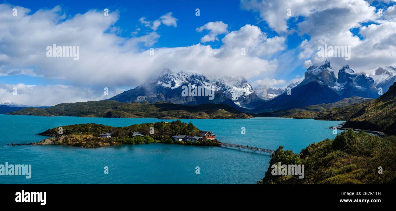 PARC NATIONAL TORRES DEL PAINE, CHILI - VERS FÉVRIER 2019 : vue panoramique sur le lac Paine et Hosteria Pehoé dans le parc national Torres del Paine, ch Banque D'Images