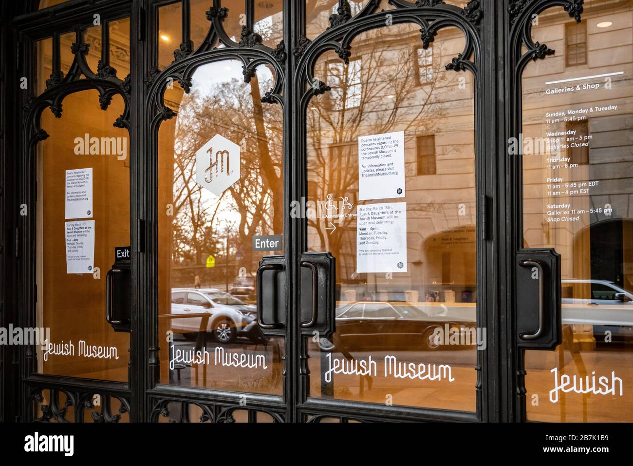 New York, États-Unis, 16 mars 2020. Un panneau à l'entrée du Musée juif de New York annonce qu'il a été temporairement fermé pour éviter le Banque D'Images