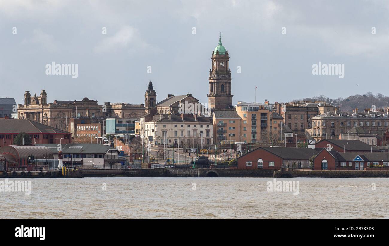 Les gratte-ciel de Birkenhead, y compris l'hôtel de ville, donnent sur la rivière Mersey Banque D'Images