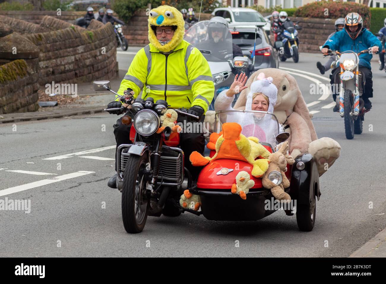 Motocycliste en costume de Pâques sur Wirral Egg Run, événement caritatif, Grange Road, West Kirby Banque D'Images