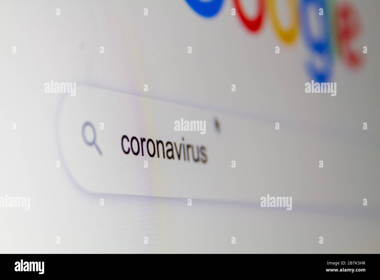 Recherchez "coronavirus" dans un moteur de recherche Internet sur un ordinateur. Banque D'Images