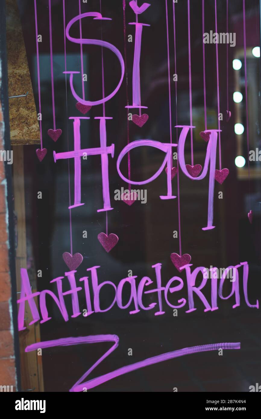 Signe sur la fenêtre d'affaires lit 'si foin antibactérien' (Oui, nous avons antibactérien) en Colombie, où le nombre de cas de Coronavirus a atteint 54 an Banque D'Images