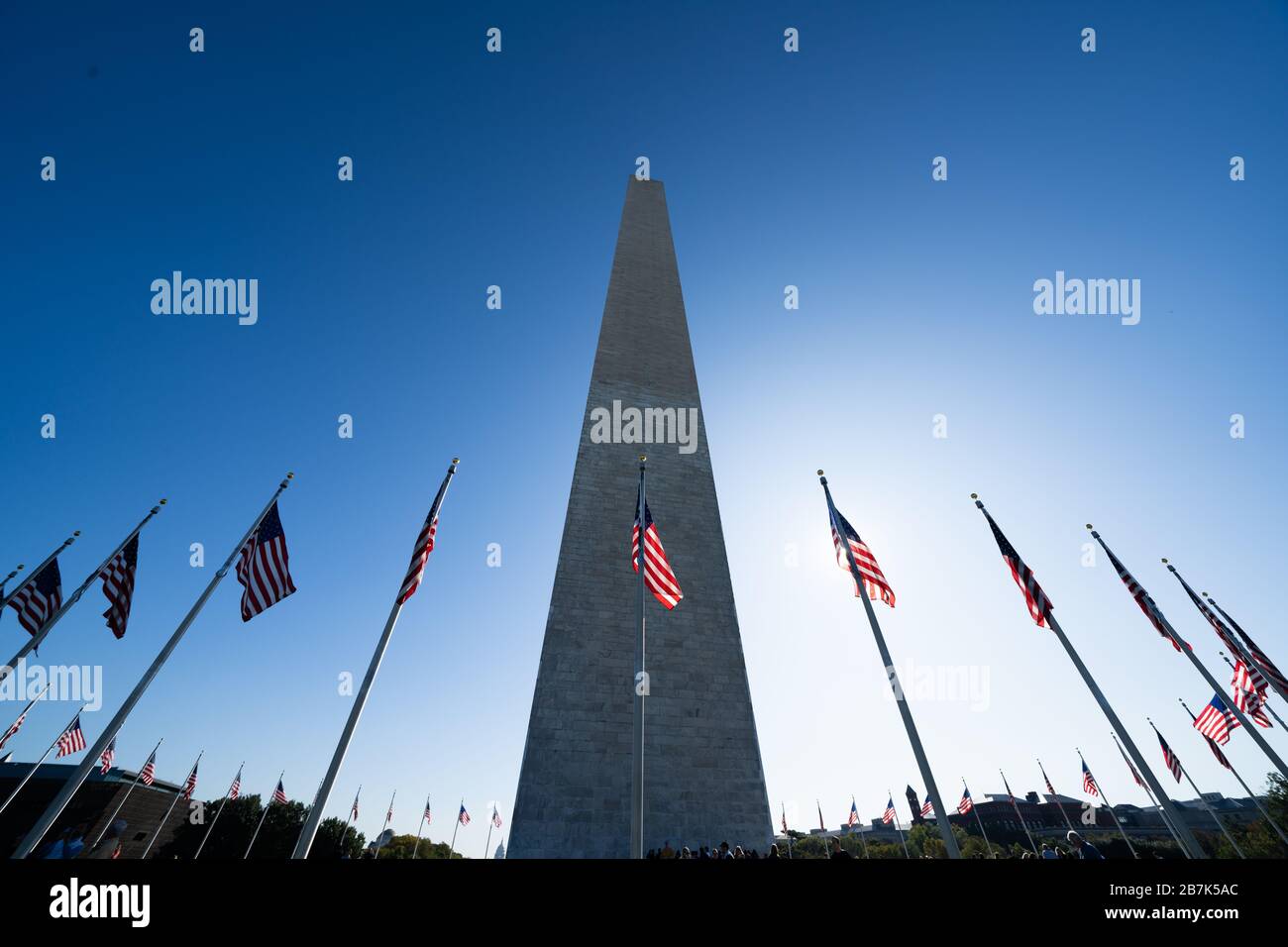 WASHINGTON, DC - le Washington Monument se trouve au milieu du National Mall à Washington DC. Il commémore George Washington, le premier président des États-Unis, et à près de 170 mètres de haut est l'obélisque le plus haut du monde. Banque D'Images