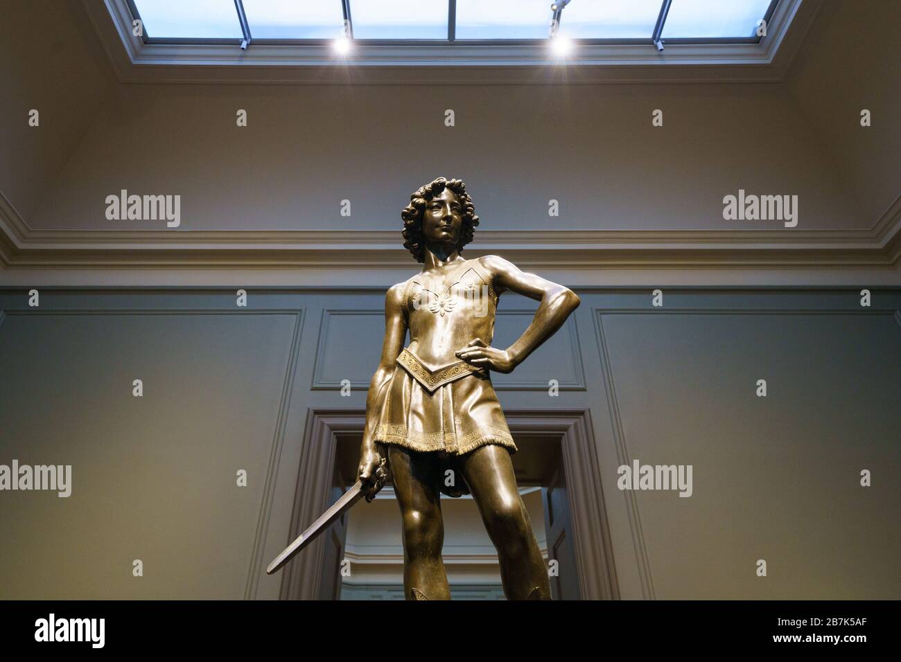 David by Verrocchio National Gallery of Art Washington DC // WASHINGTON DC — « David » d'Andrea del Verrocchio, sculpture en bronze représentant le héros biblique avec la tête de Goliath à ses pieds, créée entre 1473 et 75. L'œuvre fait partie de la collection de la National Gallery of Art à Washington, DC. Banque D'Images