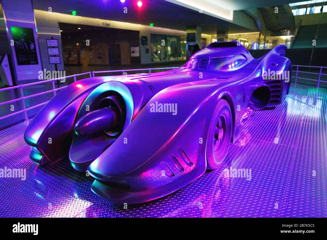 Batmobile Smithsonian Museum Washington DC | WASHINGTON D.C., États-Unis — Une vue rapprochée et grand angle de la Batmobile de 1989 « Batman » met en évidence ses entrées de turbine et sa carrosserie noir de jais au Musée national d'histoire américaine du Smithsonian. Le concepteur de production Anton Furst a modelé les lignes fluides de la voiture sur le style automobile Art déco des années 1930 Le véhicule a été exposé au musée entre 2018 et 2020. Banque D'Images