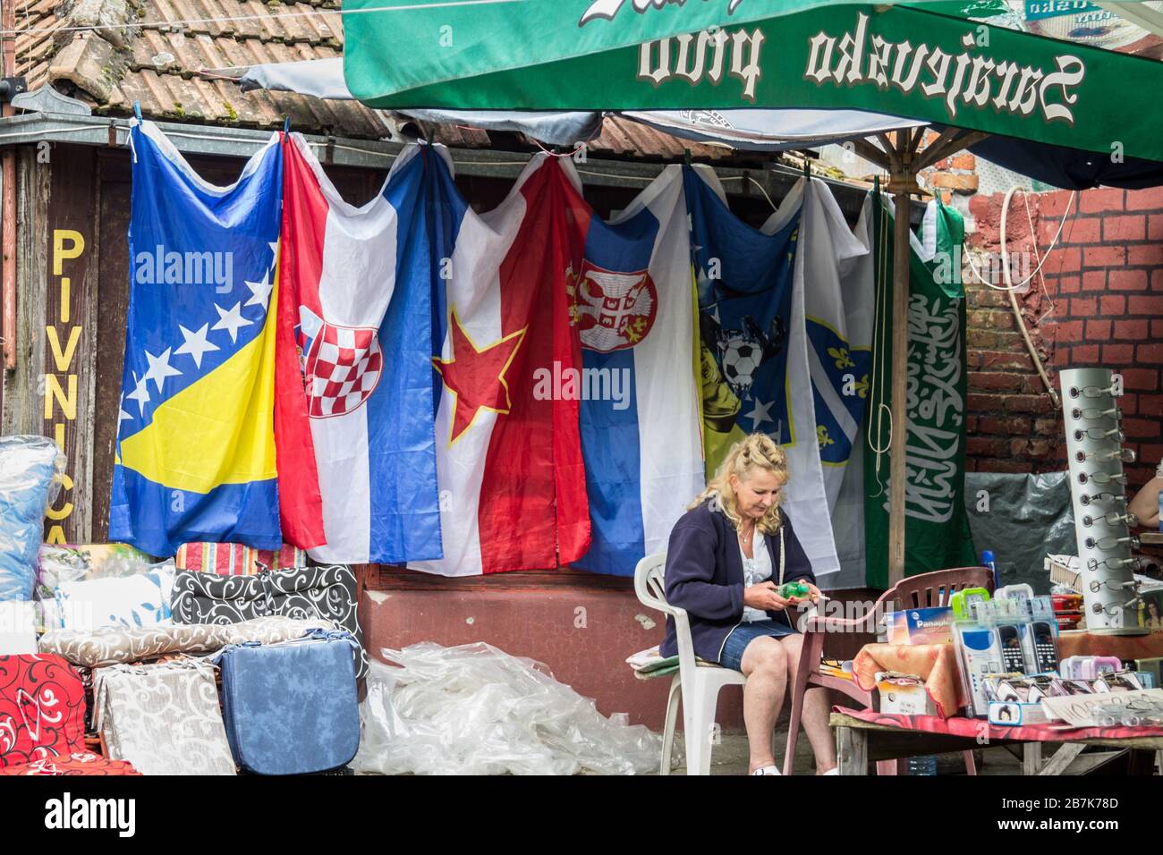 BRCKO, BOSNIE - 19 JUIN 2016 : drapeaux de Bosnie-Herzégovine, de Serbie, de Croatie et de Yougoslavie sur un marché dans le district de Brcko, avec moi Banque D'Images