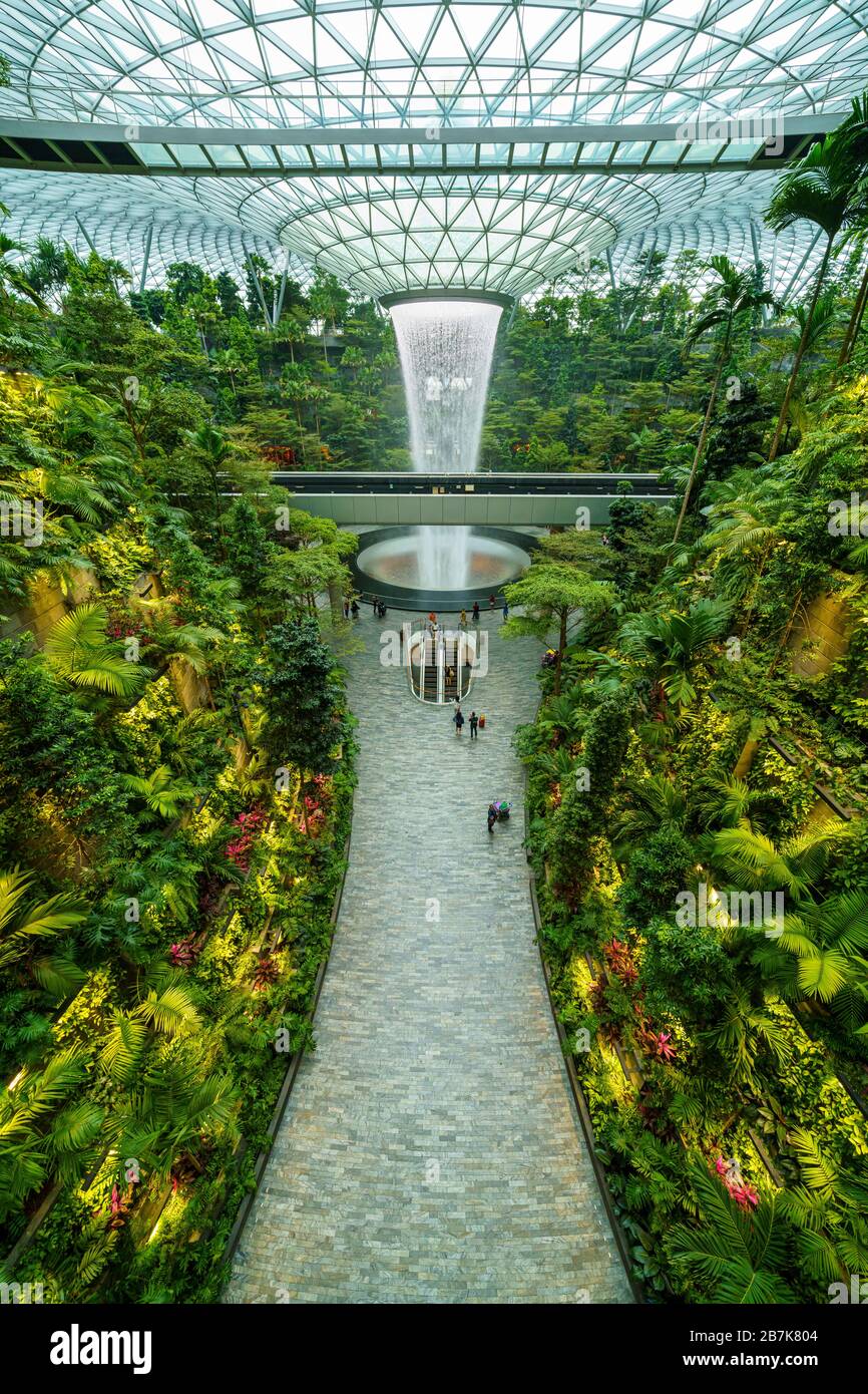 Singapour - 18 février 2020: Seulement quelques personnes visitent la chute d'eau de pluie Vortex à l'aéroport de Changi en raison des restrictions imposées dans le monde entier. Banque D'Images