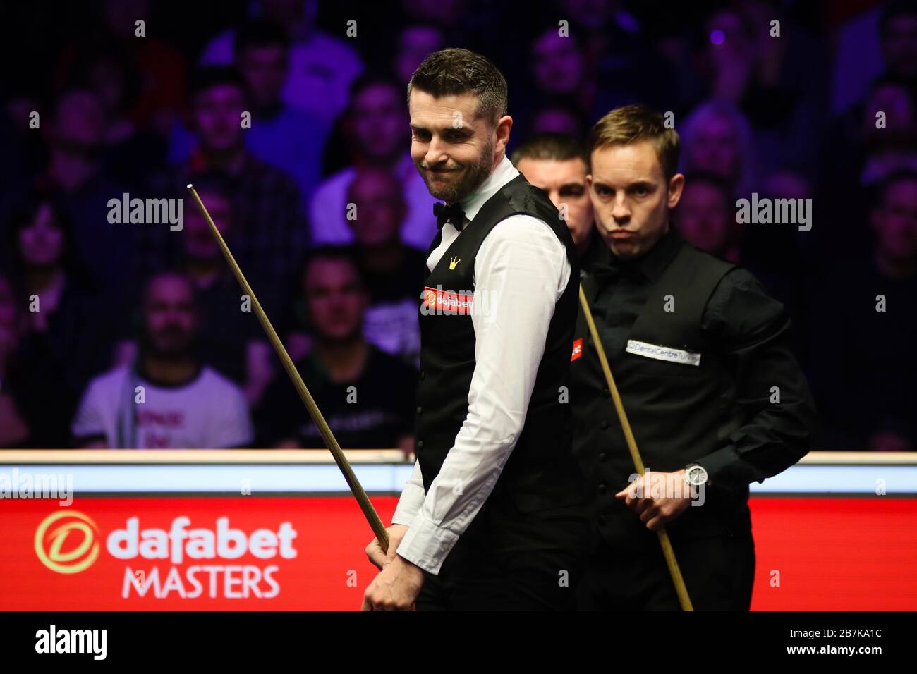 Mark Selby, d'Angleterre, à gauche, considère un tir à Ali carter d'Angleterre, à droite, lors du premier match de 2020 Masters à Londres, au Royaume-Uni, Banque D'Images