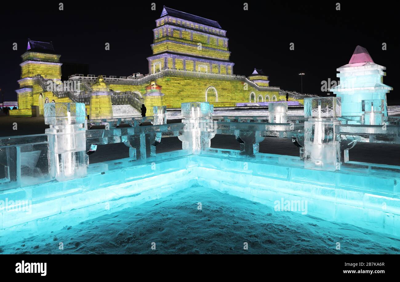 Les 600 mille mètres carrés de la ville de glace faite de 220 mille mètres cubes de glace, où des activités, des jeux et des spectacles auront lieu, pendant Harbin Int Banque D'Images