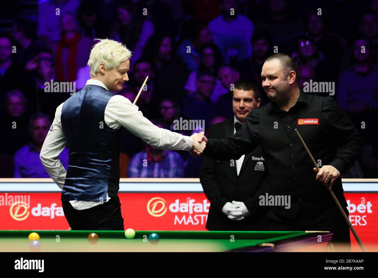 Neil Robertson, d'Australie, à gauche, se réveille avec Stephen Maguire, d'Écosse, à droite, lors du premier match de 2020 Masters à Londres, le Unite Banque D'Images