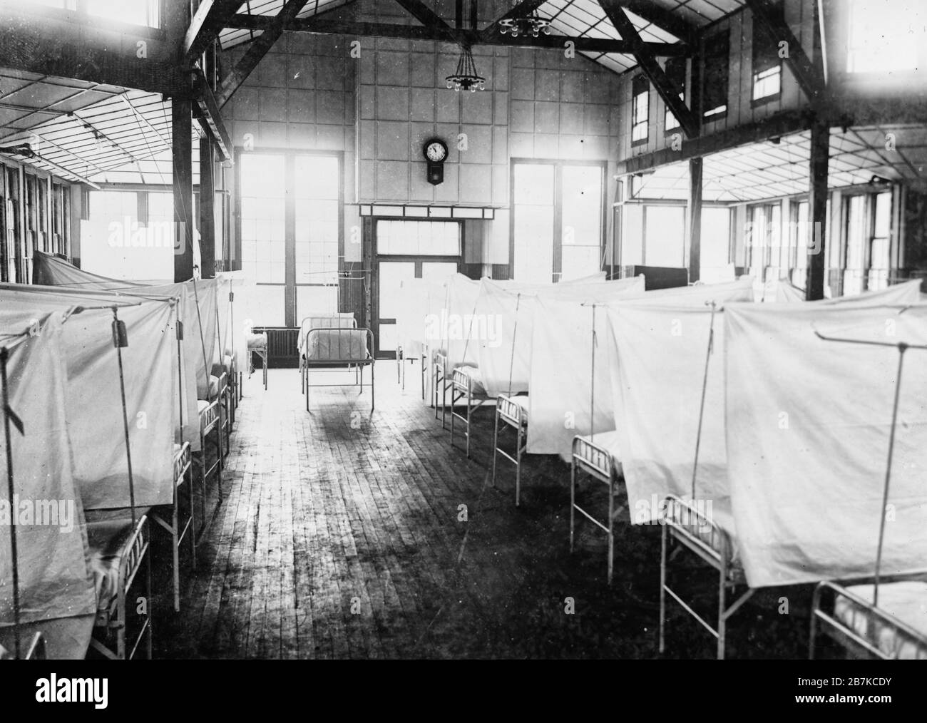 L'intérieur de la Maison de la Croix-Rouge à l'hôpital général des États-Unis n° 16, New Haven, Connecticut pendant l'épidémie de grippe. Les lits sont isolés par des rideaux, vers 1918 Banque D'Images