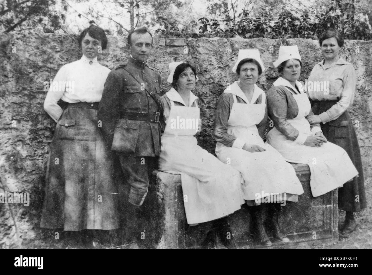 Les combattants de la grippe au Monténégro. Ils se sont rendus au Monténégro pour lutter contre la variole, les épidémies de typhus et lorsque la grippe a éclaté, ils ont eu les mains pleines de prendre soin des victimes de la nouvelle épidémie. Ils appartiennent au personnel hospitalier américain de la Croix-Rouge à Podgoritza, au Monténégro. De gauche à droite, ils sont : Mlle Margaret Lena Johnson, Chicago; Major Joseph F. Jaros, Chicago; Mlle Mary Theresa Beulhauser, New York; Mlle Elizabeth G. Mitchell, Newport R.I. et Dre Katherine M. Cook, New Wilmington, PA. Mars 1920 Banque D'Images