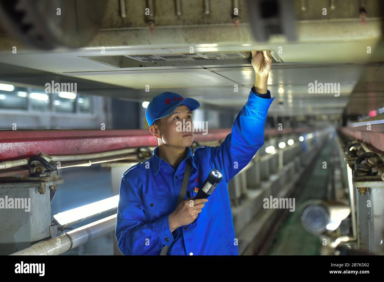 Les responsables et les réparateurs travaillent sur le site de service de trains à grande vitesse pour s'assurer que tous les trains fonctionnent bien, Shijiazhuang City, Hebei au nord de la Chine Banque D'Images