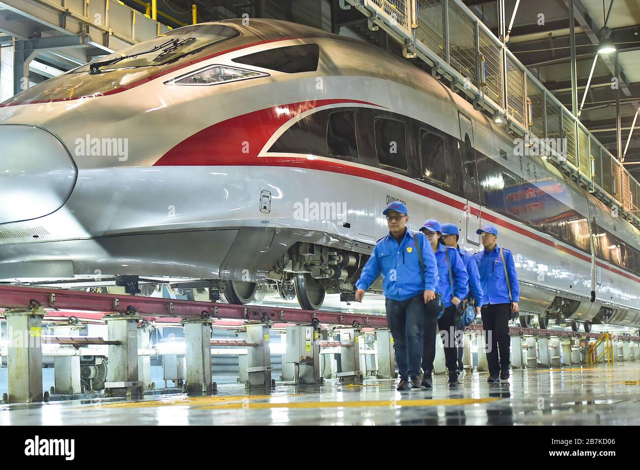 Les responsables et les réparateurs travaillent sur le site de service de trains à grande vitesse pour s'assurer que tous les trains fonctionnent bien, Shijiazhuang City, Hebei au nord de la Chine Banque D'Images