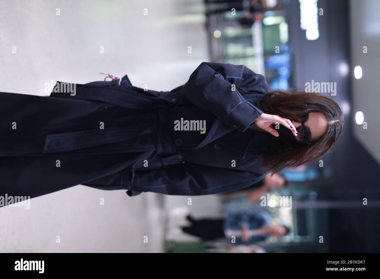 L'actrice et chanteuse chinoise Song Jia arrive à un aéroport de Shanghai avant son départ à Shanghai, en Chine, le 29 janvier 2020. Banque D'Images