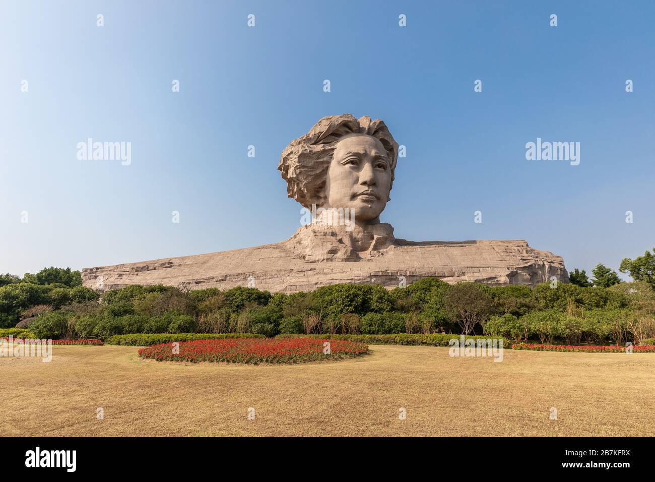 --FILE--Sculpture du Président Mao Zedong dans sa jeunesse est vu à Orange Isle, une île et aussi une attraction touristique dans la rivière Xiang, ville de Changsha, cent Banque D'Images