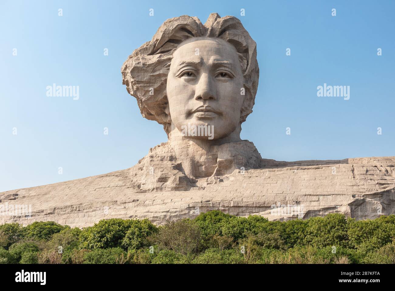 --FILE--Sculpture du Président Mao Zedong dans sa jeunesse est vu à Orange Isle, une île et aussi une attraction touristique dans la rivière Xiang, ville de Changsha, cent Banque D'Images